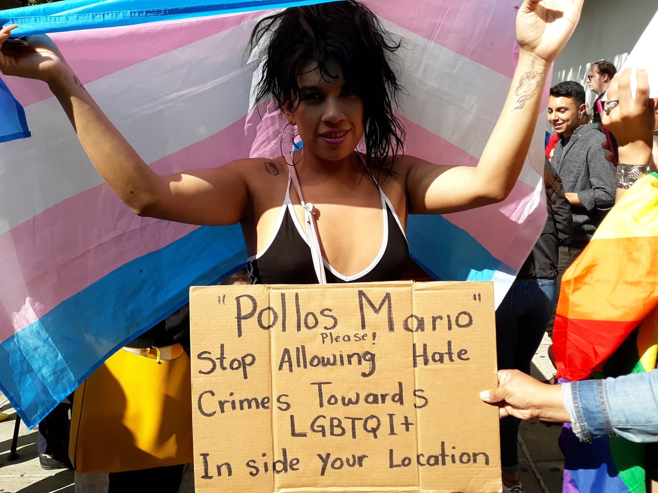 Varios llevaban carteles que decían: "Pollos Mario, por favor, deja de permitir incidente de odio a la comunidad LGBTQI+ dentro de tu restaurante".