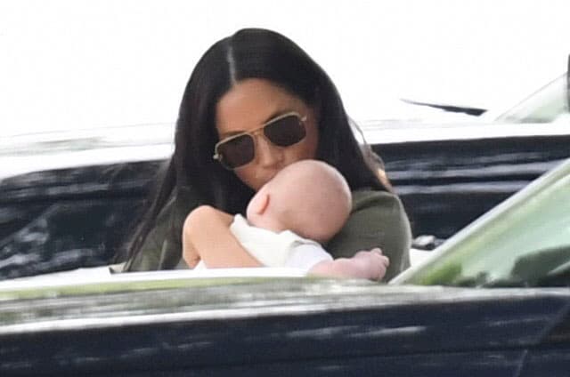 Meghan, de 37 años, le dio un tierno beso en la cabeza cuando se unieron a la duquesa de Cambridge y a sus tres hijos en el Club de Polo Billingbear en Wokingham, Surrey.
