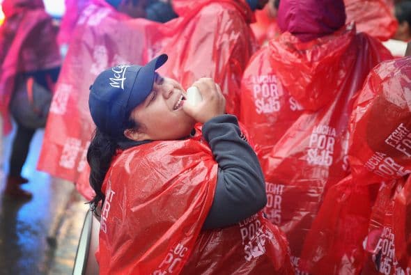Parte de la huelga mundial de trabajadores comida rápida, trabajadores protestaron afuera del Rock n Roll McDonalds de Chicago.       