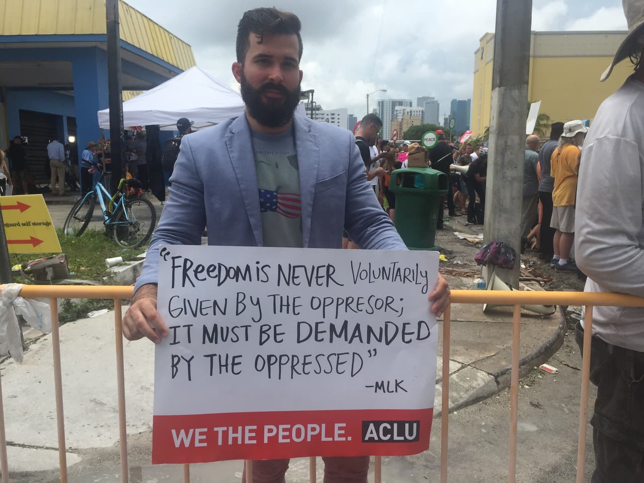 "Trump dice que se preocupa por los derechos humanos en Cuba pero él acaba de regresar de Arabia Saudita donde las mujeres no pueden manejar, donde a los homosexuales los meten en prisión y donde le cortan la cabeza a gente con espadas si se oponen al gobierno y es amigo del presidente de Filipinas aunque mata a quienes consumen drogas", afirmó Ernesto Medina, un cubano de 27 años que llegó a los 18 a Miami.
<br>