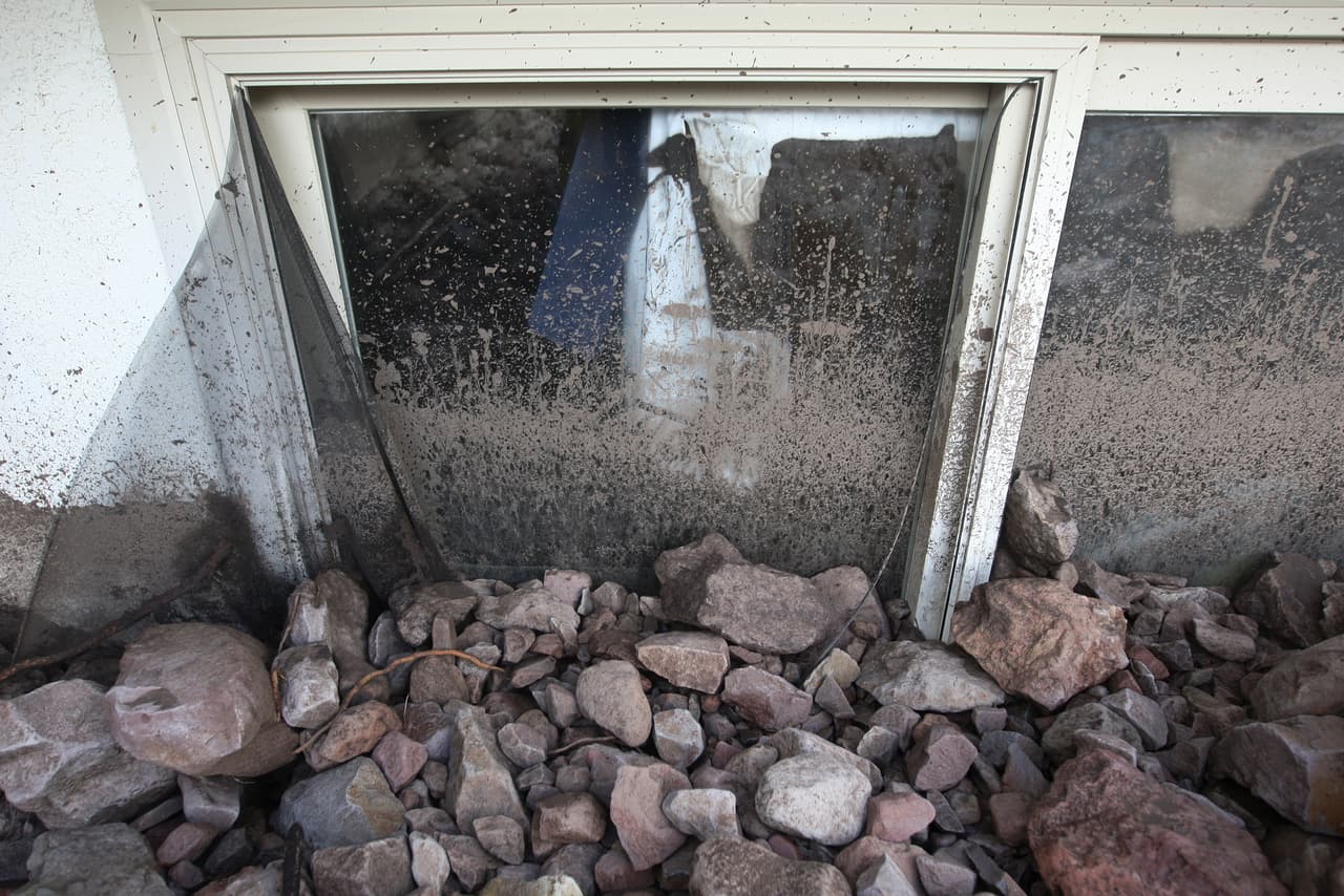 Un frente tormentoso que primero anegó el norte de California en diciembre de 2014 llegó al sur del estado donde en lugares como Camarillo causó deslizamientos de rocas que destrozaron varios hogares.