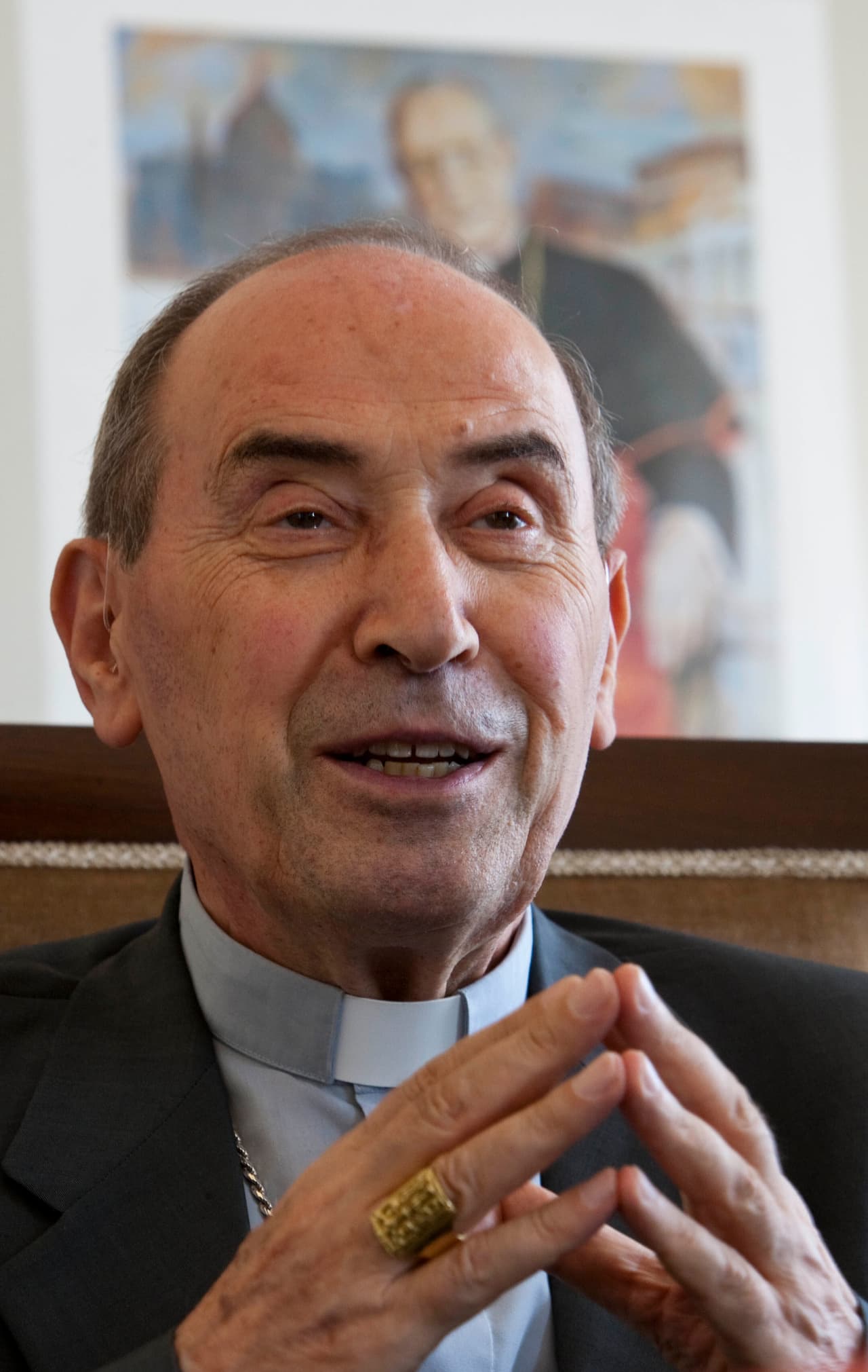 En esta foto del 21 de agosto de 2011, el cardenal Velasio de Paolis, el funcionario designado por el papa Francisco para limpiar la congregación de Los Legionarios de Cristo, habla durante una entrevista con The Associated Press en el Vaticano. (AP Foto/Domenico Stinellis)