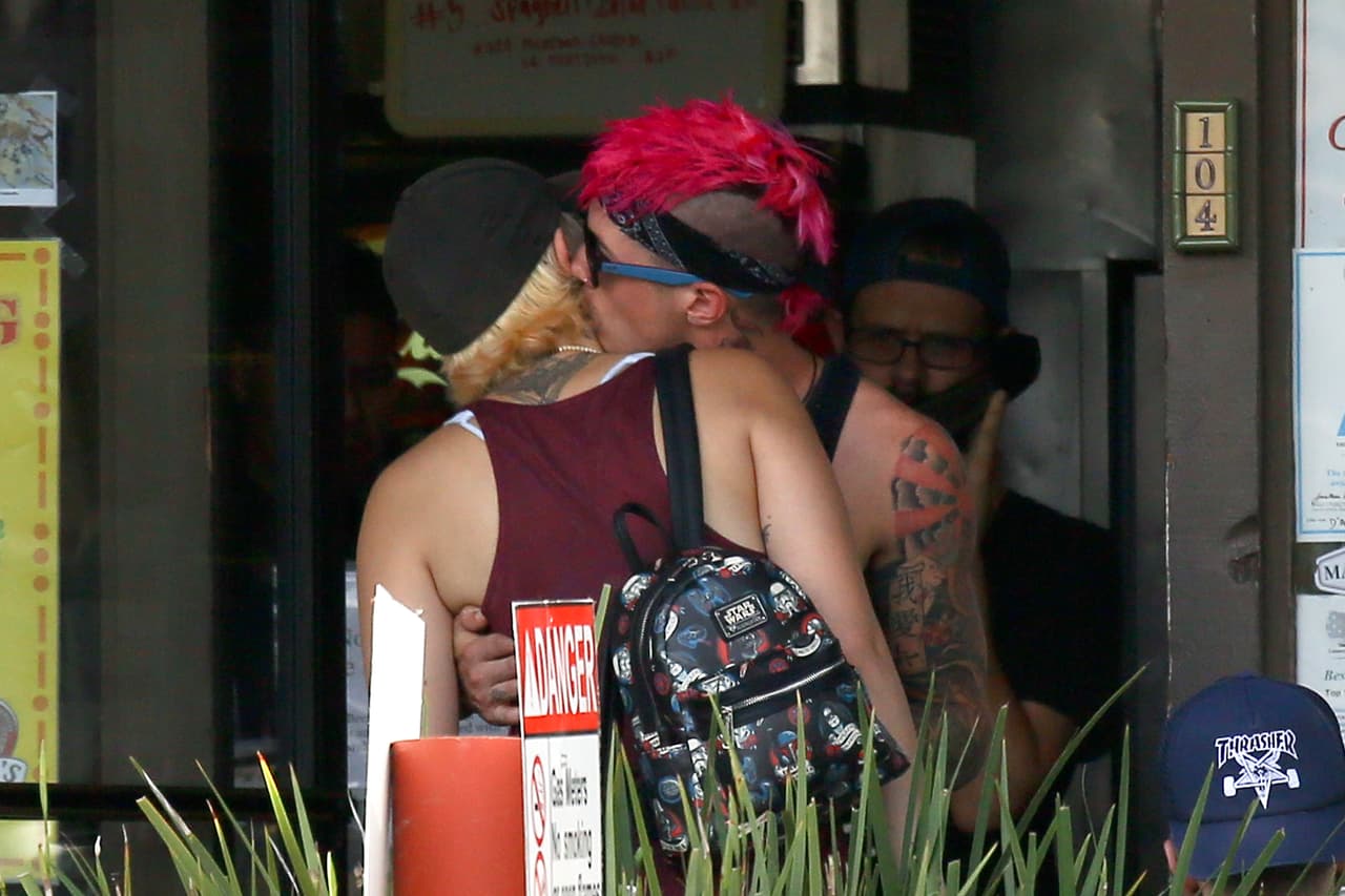 Mientras esperaban a que los atendieran, se dieron unos arrumacos.