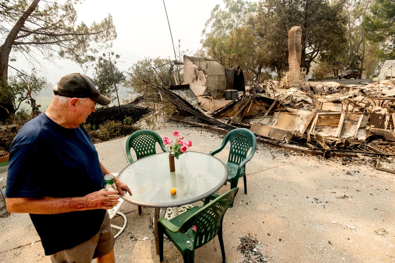 Hank Hanson, de 81 años, construyó su casa hace más de 30 años. Cuando pudo regresar a la zona de Vacaville de la que tuvo que se evacuado, solo encontró un comedor con un juego de flores artificiales intactas.