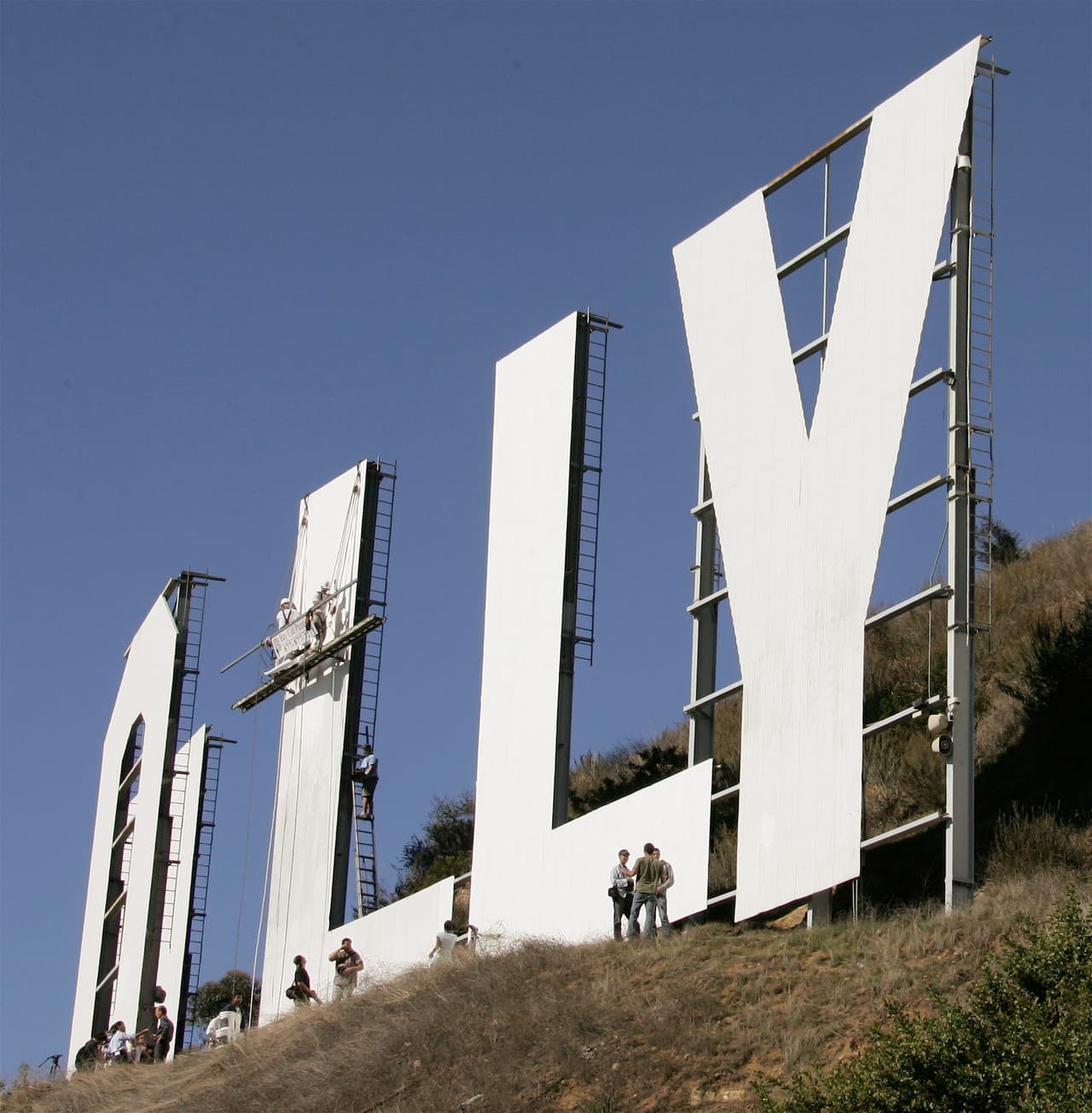 Una década después de la última mano de pintura, el letrero de Hollywood fue repintado de blanco el 16 de noviembre de 2005.