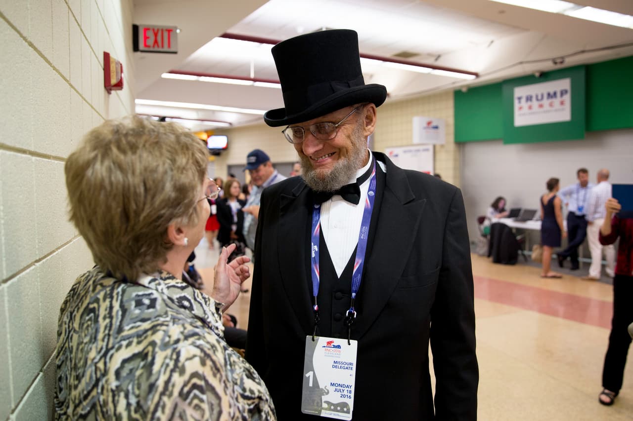 George Engelbach, delegado del partido republicano por el estado de Missouri, trajeado como Abraham Lincoln en los pasillos de la convención nacional republicana de Cleveland.