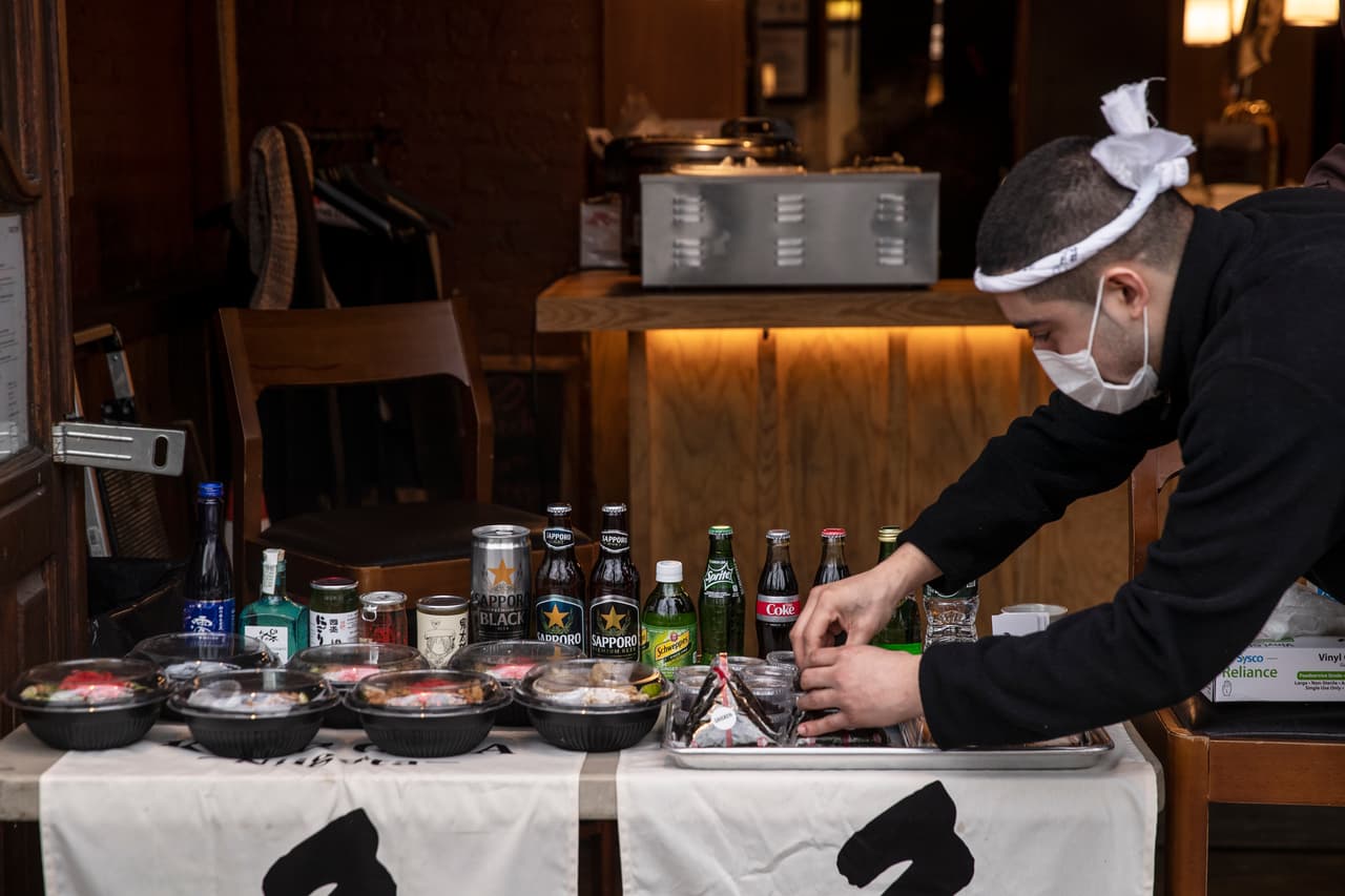 De no ser posible el distanciamiento social, usar mascarillas mientras no se haya sentado a la mesa. Lavarse las manos, cubrirse la boca al toser y usar desinfectante.
<br>