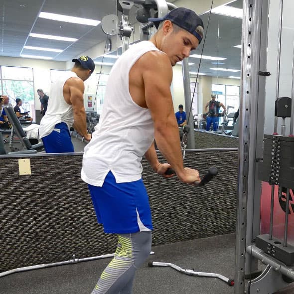 Regresando al buen camino y compartiendo sus sesiones de gym con sus fans.