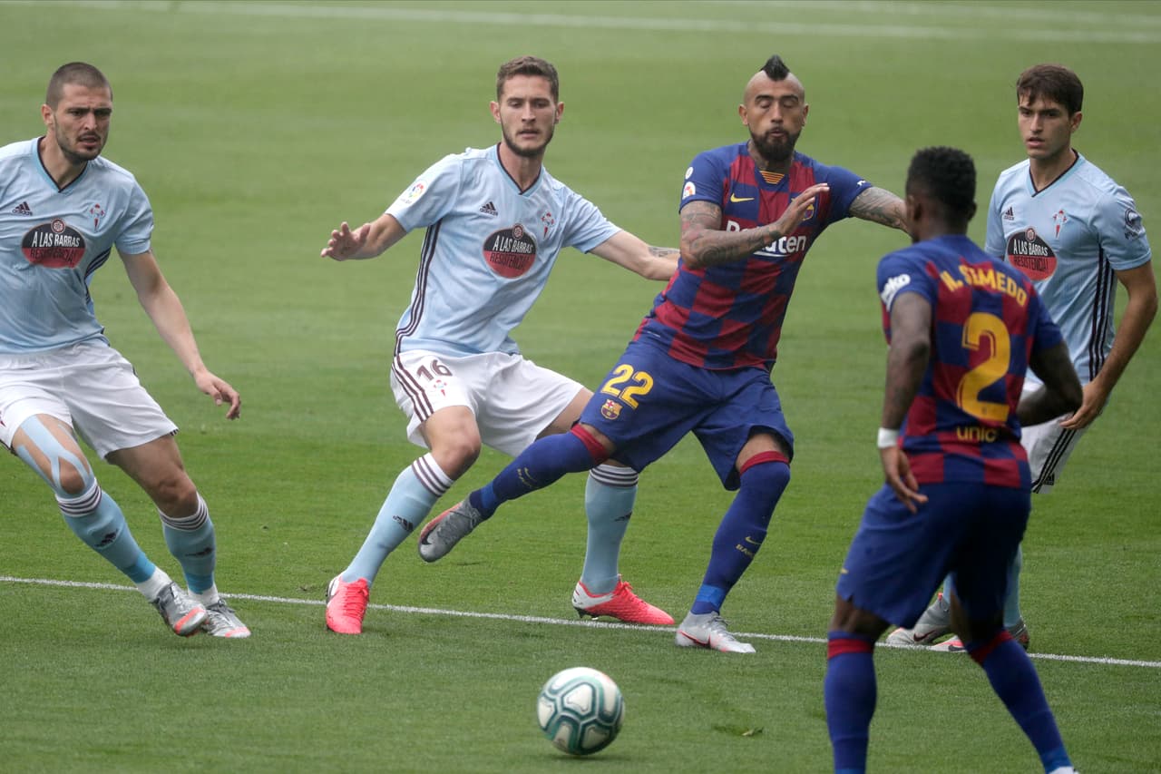 Nelson Semedo y Arturo Vidal realizan una hermosa pared para librarse de la presión del celta y salir con el balón controlado.