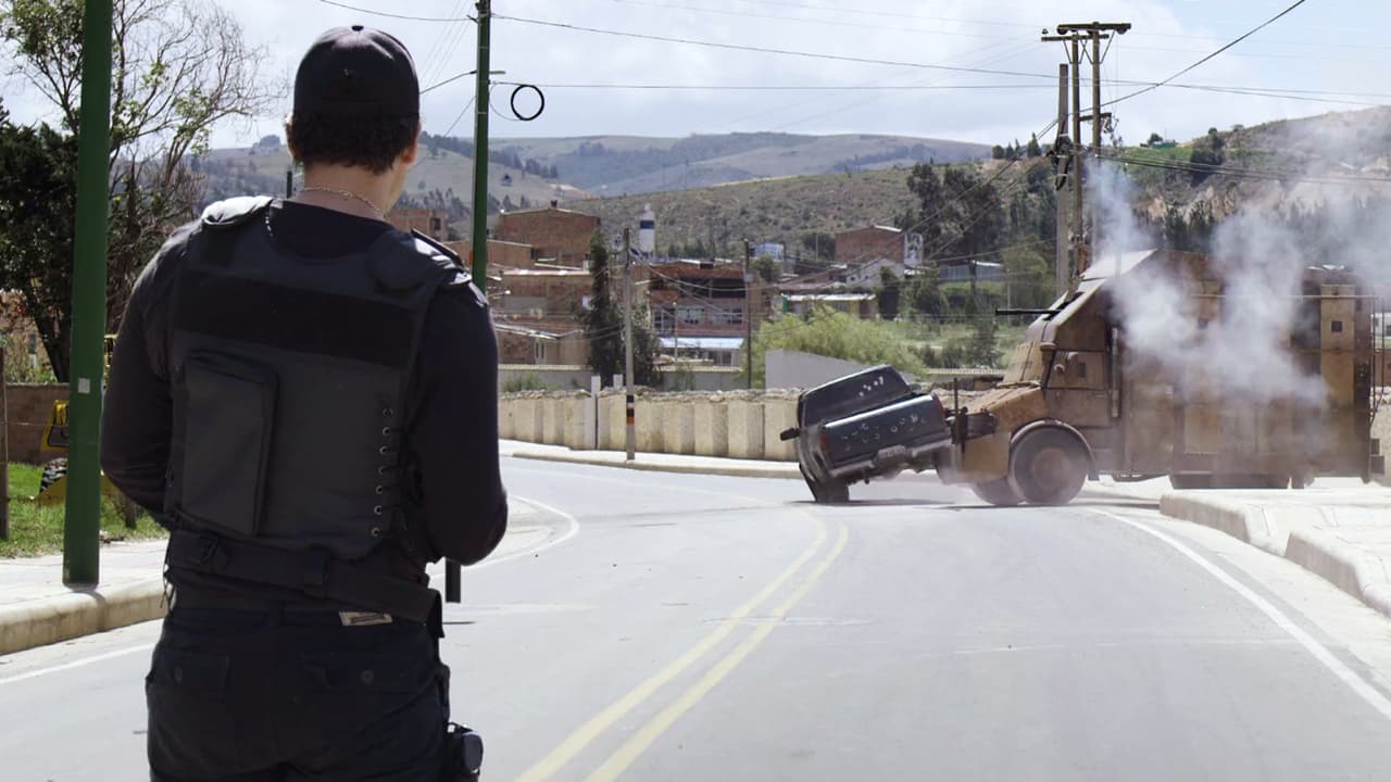 In the middle of the Nuevo Laredo battle, ‘El Cano’ stopped ‘Tony Tormenta’ from leaving by crashing against his truck.