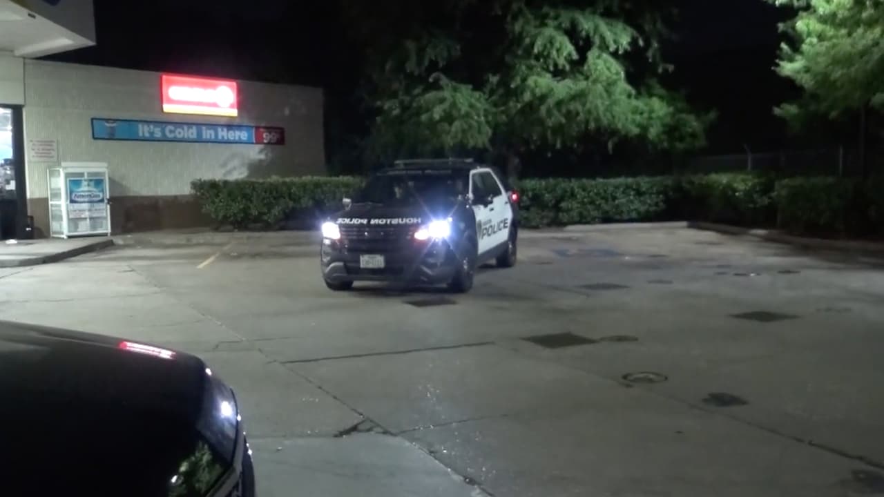 El Departamento de Policía de Houston (HPD) recibió el reporte de un tiroteo en una gasolinera el sábado alrededor de las 11:30pm.