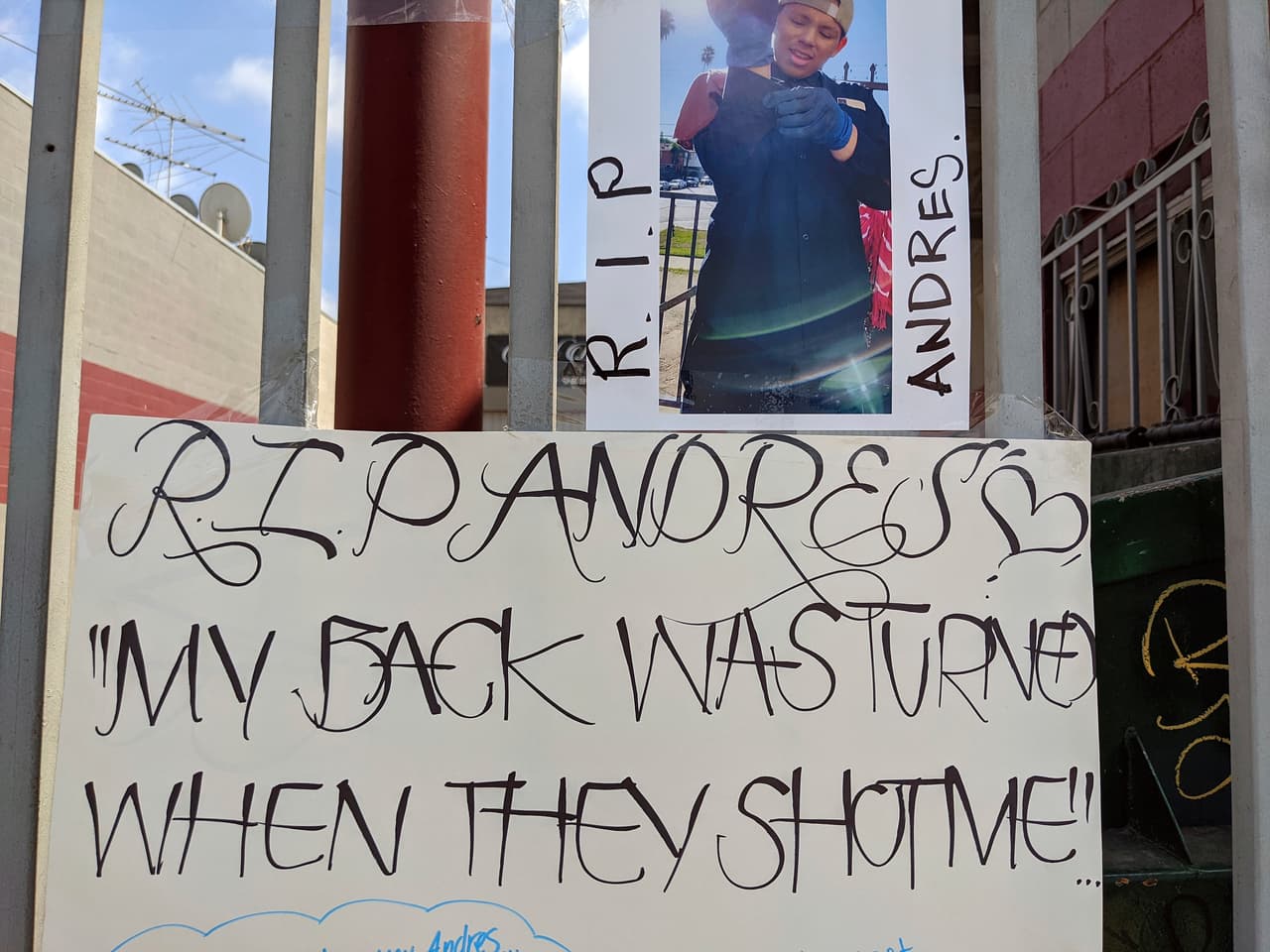 De acuerdo con el reporte de los investigadores en la zona del tiroteos se recuperó una pistola semiautomática calibre .40 modificada en la escena. No tenía marcas, ni número de serie y no había sido disparada.