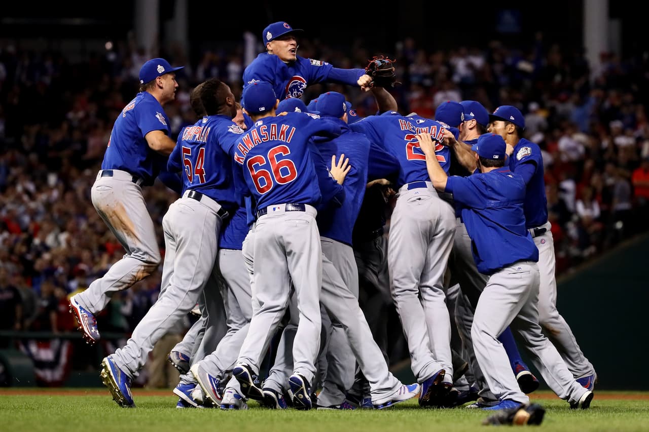 Sin embargo, los Chicago Cubs rompieron con 108 años de maldición y remontaron la final 4-3, con un triunfo en su casa y tres de visita en Cleveland, para ser los nuevos campeones de la Serie Mundial, en un salto a la historia.