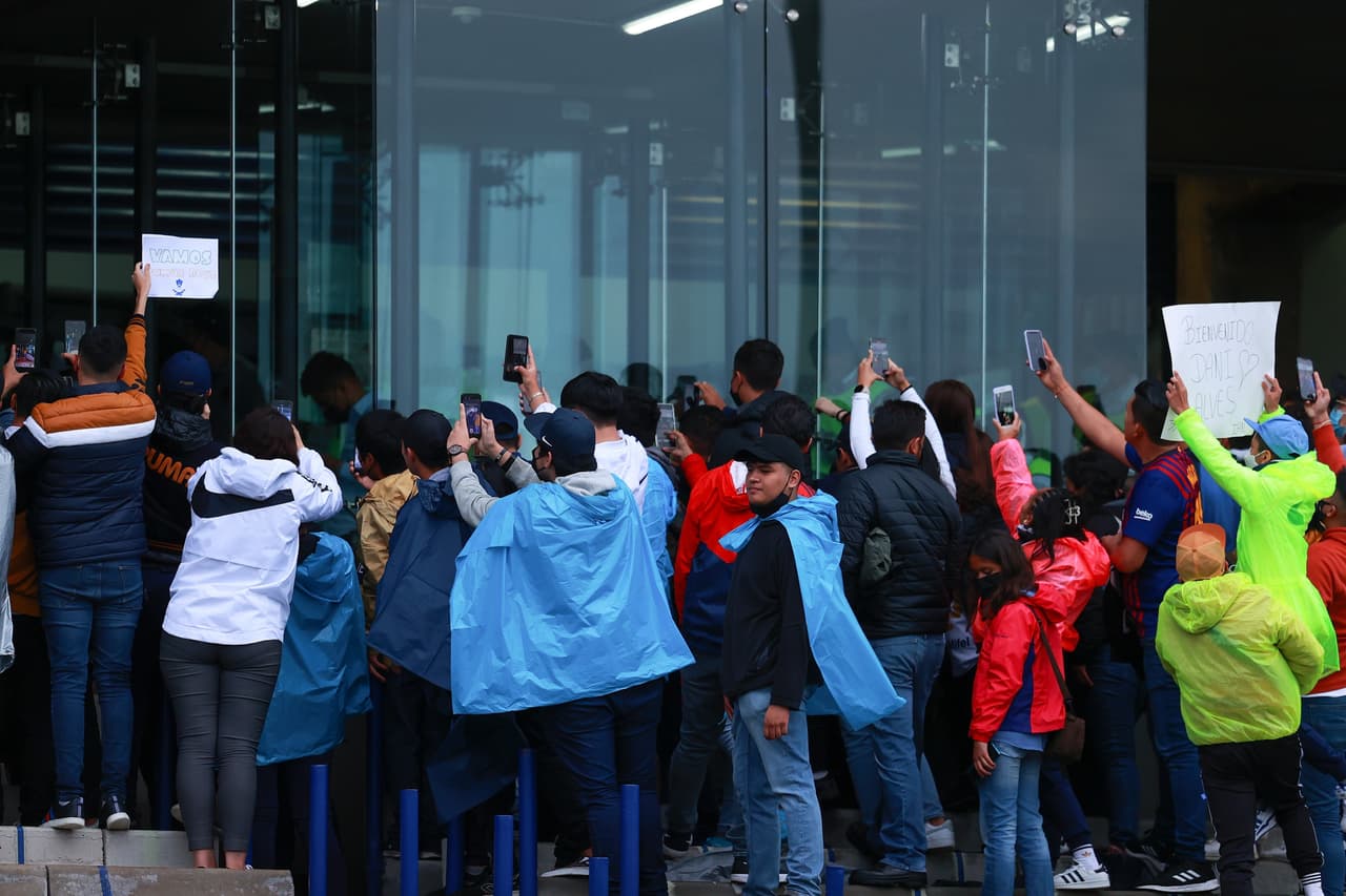 Dani Alves debutó como titular con Pumas en un pletórico estadio Olímpico Universitario en el que apenas pudieron rescatar el empate ante un aguerrido Mazatlán FC gracias a la asistencia del histórico brasileño sobre el final del partido.