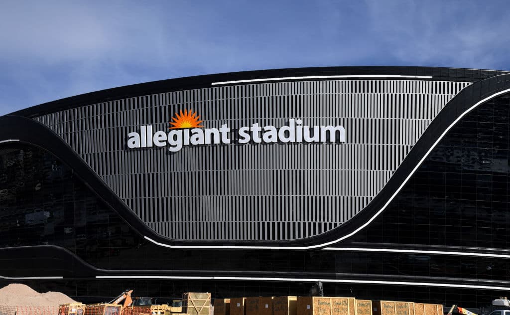 El Allegiant Stadium, nueva casa de Las Vegas Raiders, recibe los últimos detalles para ser estrenado la siguiente temporada de la NFL.
