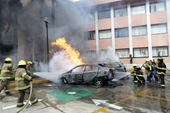 En las afueras del Congreso, decenas de bomberos trabajaban en extinguir el incendio de cinco vehículos.