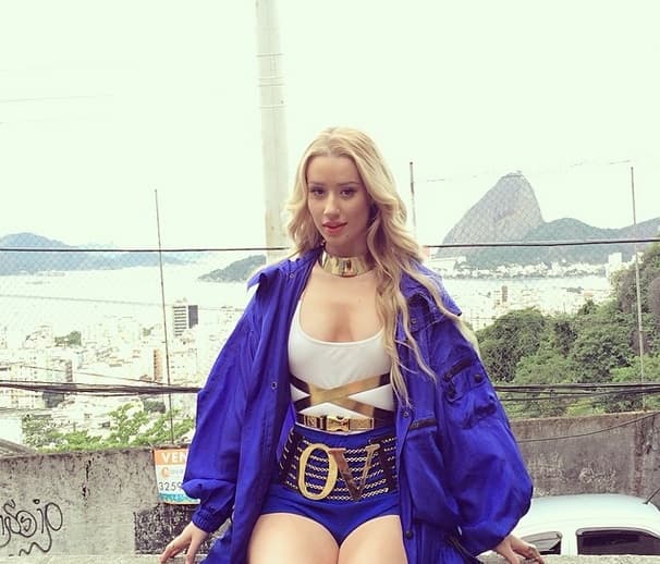 Sus coloridos atuendos son parte de esa personalidad que atrae al máximo.