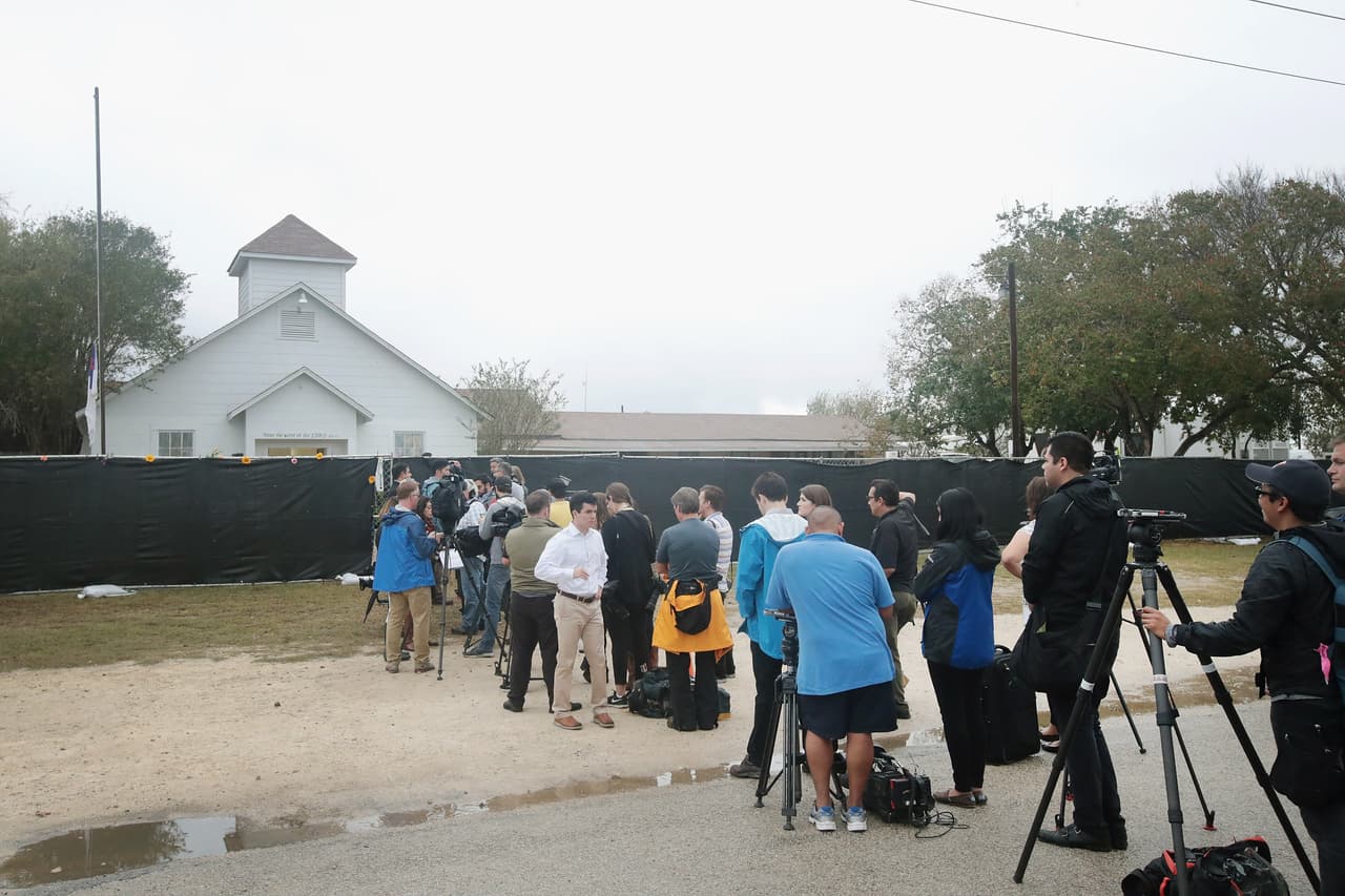 A una semana de la tragedia,
<b><a href="http://www.univision.com/noticias/tiroteos/matanza-en-texas-todos-en-sutherland-springs-conocen-a-alguien-en-esa-iglesia"> familiares y amigos de las víctima</a></b>s hicieron fila para entrar a la iglesia en el pequeño pueblo texano. El atacante abrió fuego en pleno servicio dominical del 5 de noviembre, dejando 16 personas muertas y 20 heridas.