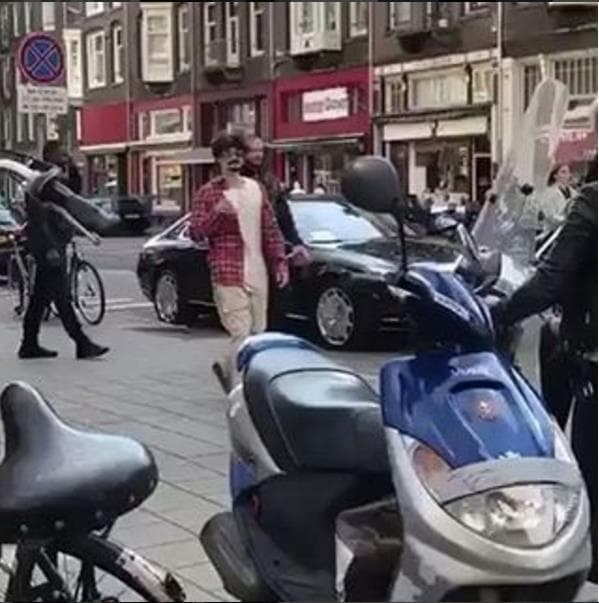 Justin Bieber no pudo esconderse de las cámaras.