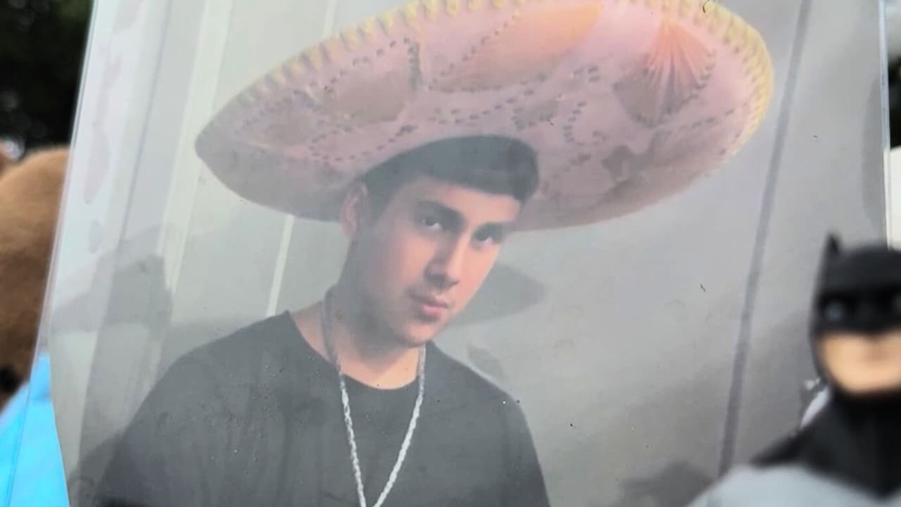 La madre de Simón Cuevas exige justicia tras el asesinato de su hijo y la búsqueda de dos sospechosos