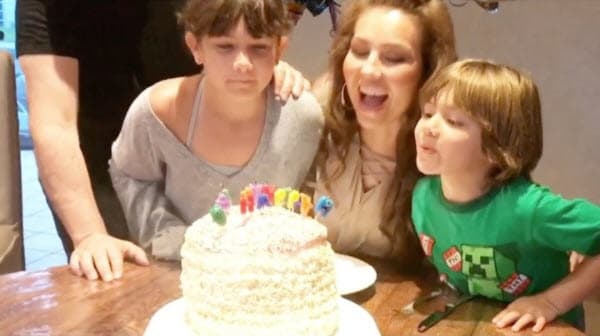 Junto con Sabrina Sakaë, quien tiene 10 años, Thalía tiene una familia sólida y feliz.