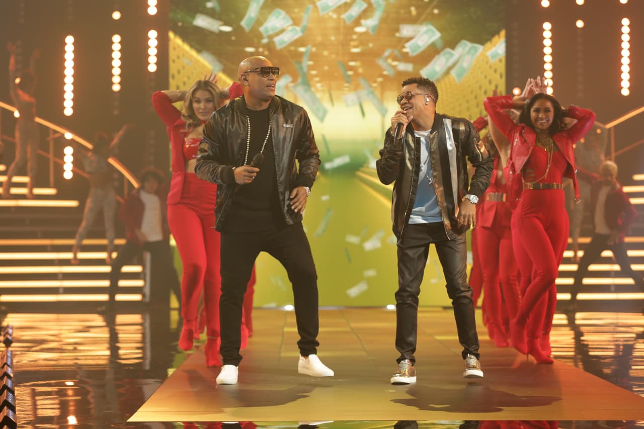 Mientras el dueto interpretaba 'Te duele', las chicas bailaban al ritmo del reaggeton.