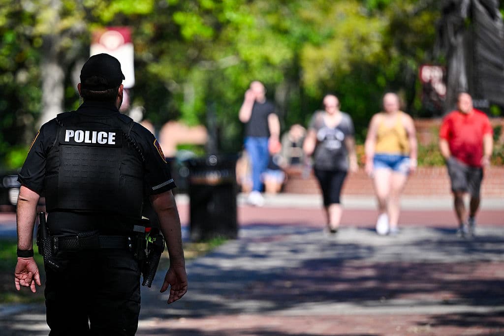 <b>Apoyo entre compañeros: </b>Estudiantes se organizaron en pequeños grupos para acompañarse mutuamente, rezar en círculo o simplemente estar juntos en silencio, mostrando una solidaridad tangible frente al trauma compartido.