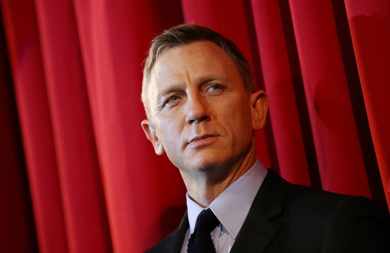 <h2 class="cms-H2-H2">Daniel Craig</h2>
<br>
<br>El actor británico Daniel Craig, mejor conocido por ser uno de los intérpretes del icónico personaje de James Bond, dijo que la idea de heredar una fortuna es “de mal gusto” y que no planea dejarla a sus dos hijos. Craig, de 54 años, tiene una fortuna de 125 millones de dólares. 
<br>
<br>“Mi filosofía es deshacerte del dinero o regalarlo antes de que uno muera”, dijo en una entrevista con 
<i>Candis Magazine</i> en 2021. 
<br>