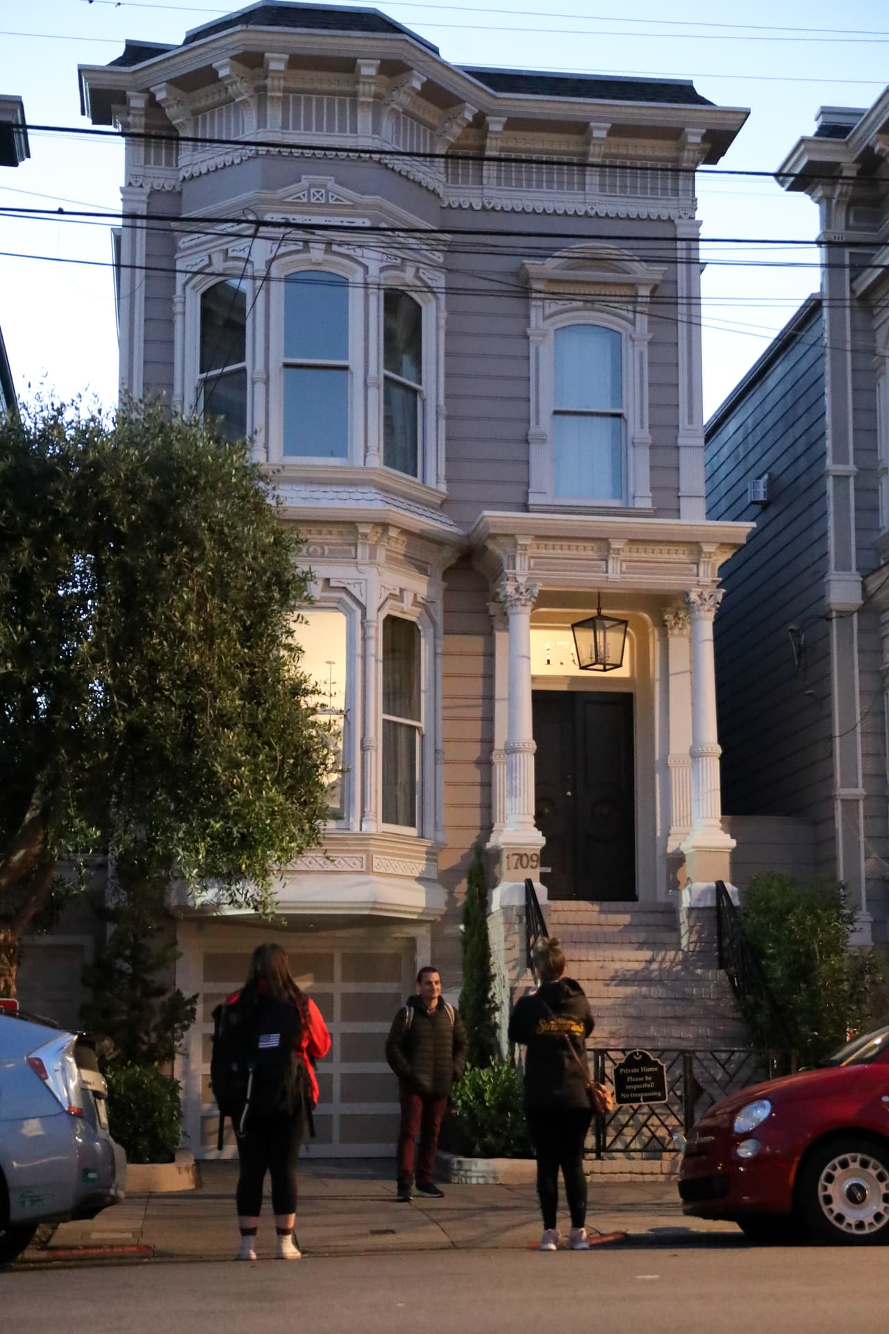 Zillow explicó en un comunicado que la publicación sobre la falsa venta de la casa de 'Full House' se bajó de su plataforma en menos de 24 horas. La última vez que la vivienda cambió de dueño fue en octubre de 2020, cuando se vendió en $5,300,000. Antes de esa transacción, el inmueble era propiedad de Jeff Franklin, creador de la popular serie. Su valor actual está estimado en $6.5 millones.