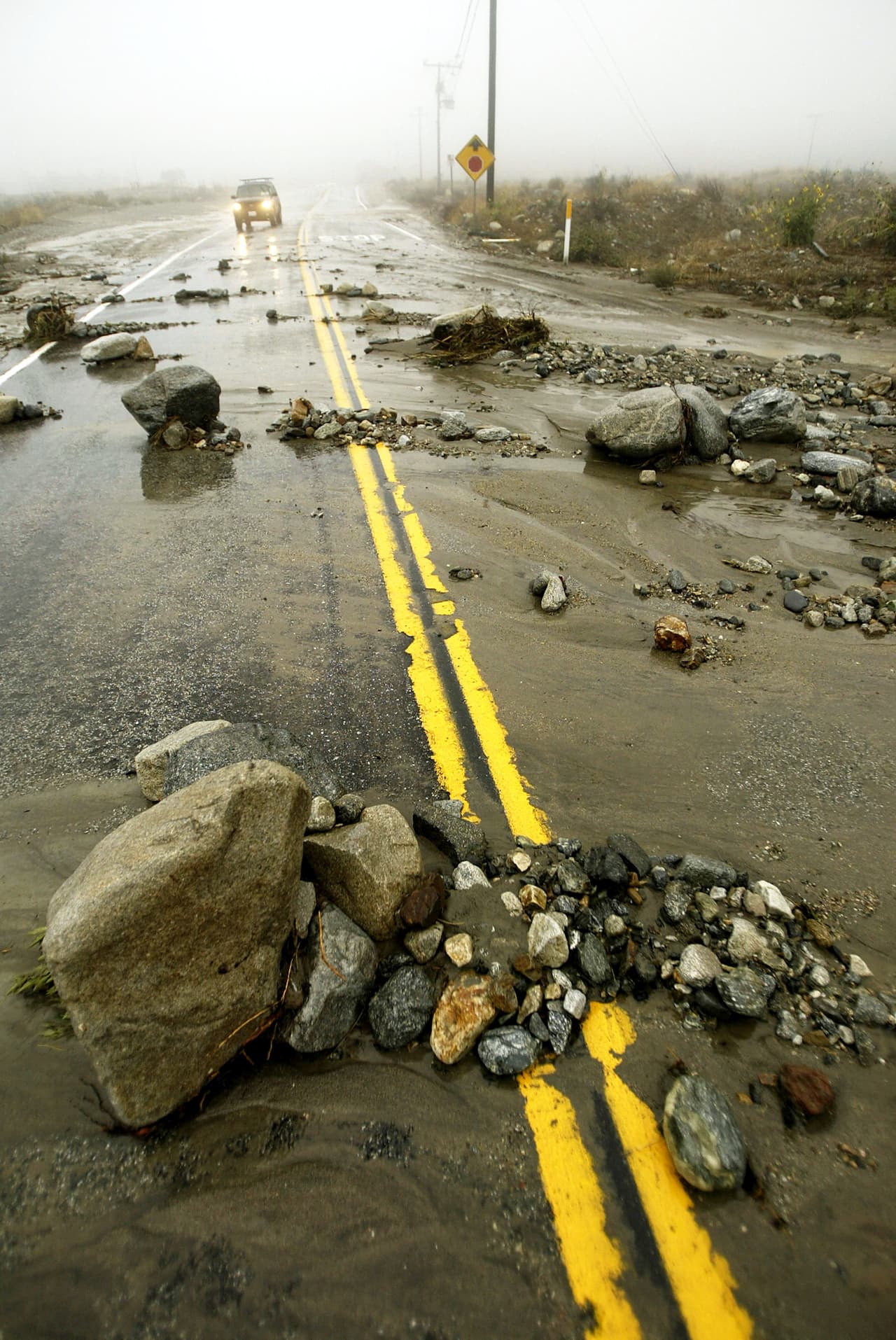 Las primeras lluvias de octubre de 2004 en las zonas afectadas por incendios durante el verano causaron deslaves y torrenteras que afectaron a áreas próximas a las montañas del sur de California, como Rancho Cucamonga.