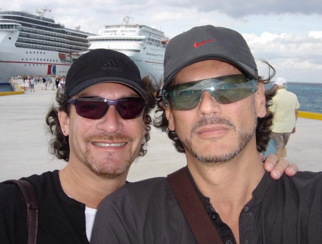 Además de la propia fuerza que debe tener ante esta incertidumbre, también trata de inyectar fortaleza a
<b><a href="https://www.univision.com/famosos/sebastian-ligarde-esposo-no-lo-besa-en-publico-teme-agresion" target="_blank">su esposo, Jorge López Lira. </a></b>
<br>