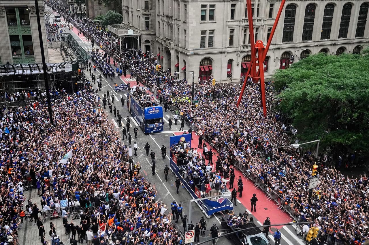 <b>Para garantizar la seguridad, la ciudad desplegó 10,000 policías y 650 trabajadores de limpieza</b>. El desfile fue el número 210 en la historia de Nueva York y el primero dedicado a los Knicks, pese a sus títulos de los años 70.