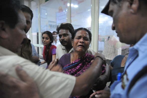En el hospital, las víctimas ensangrentadas yacían en camillas, mientras los familiares, abatidos, intentaban informarse sobre sus seres queridos.