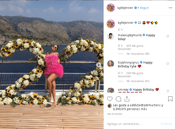 La 
<a href="https://www.univision.com/famosos/kylie-jenner-repite-como-la-mas-rica-en-instagram-en-medio-de-su-polemica-semana-fotos" target="_blank">mujer más poderosa de Instagram,</a> según cifras de la empresa 
<a href="https://www.hopperhq.com/blog/2019-instagram-rich-list/" target="_blank"><b>HopperHQ.com</b></a>, publicó más fotos donde se muestra orgullosa y contenta de cumplir un año más.