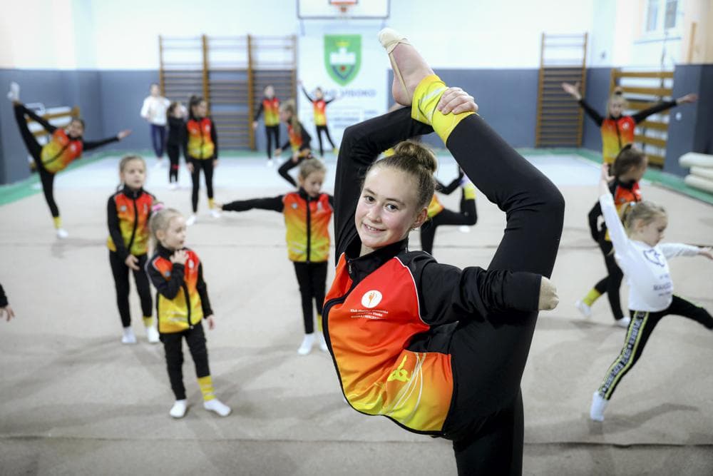 Sara Becarevic realiza una rutina de gimnasia artística durante los entrenamientos de su equipo Visoko, localizado en la ciudad bosnia del mismo nombre.