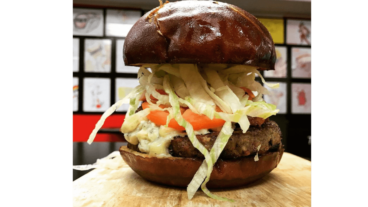 <b>Flub A Dub Chub: </b>Ocupa el primer lugar de los lugares más baratos y ricos de Chicago para comer una hamburguesa. Este local está ubicado en 3021 norte de la avenida Broadway.