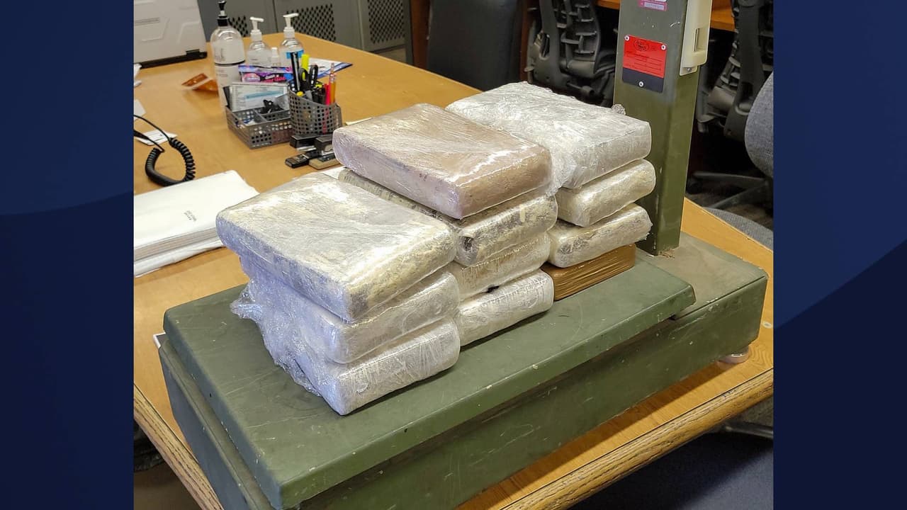 “Los traficantes de drogas
<b>pueden cortar la cocaína y otras drogas con fentanilo</b>, que se puede fabricar ilegalmente a un costo relativamente bajo,
<b>para crear un producto más potente y adictivo</b>”, dijo AZDPS en una publicación de Facebook.