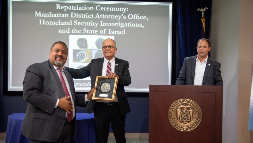 La devolución fue realizada a través de la Oficina del fiscal de distrito de Manhattan, Alvin Bragg, al gobierno israelí. Una unidad especializada en antigüedades del fiscal Bragg fue la encargada de resolver el caso gracias a que la moneda pasó por el Aeropuerto John F. Kennedy.