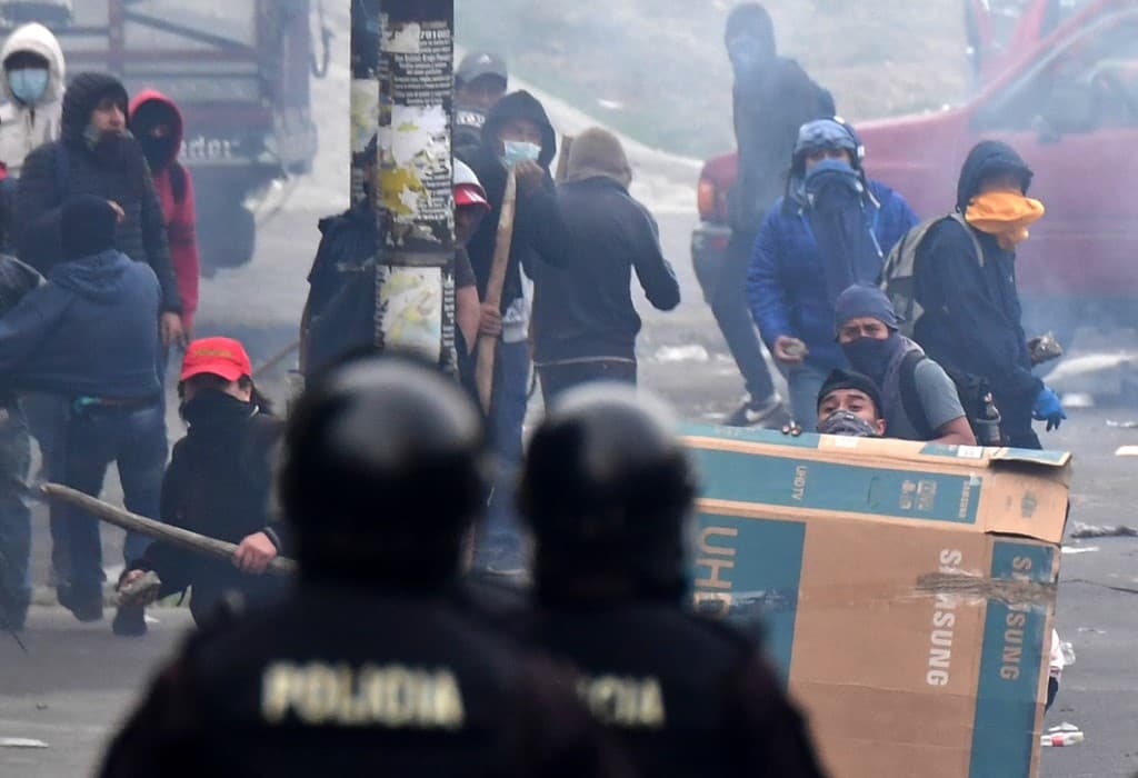 Las autoridades confirmaron 19 heridos de diversa magnitud y 676 detenidos por obstaculizar el tránsito, suspender servicios públicos y agredir a la policía. En Quito se han dado los enfrentamientos más fuertes. En Guayaquil se registraron saqueos a comercios.
<br>