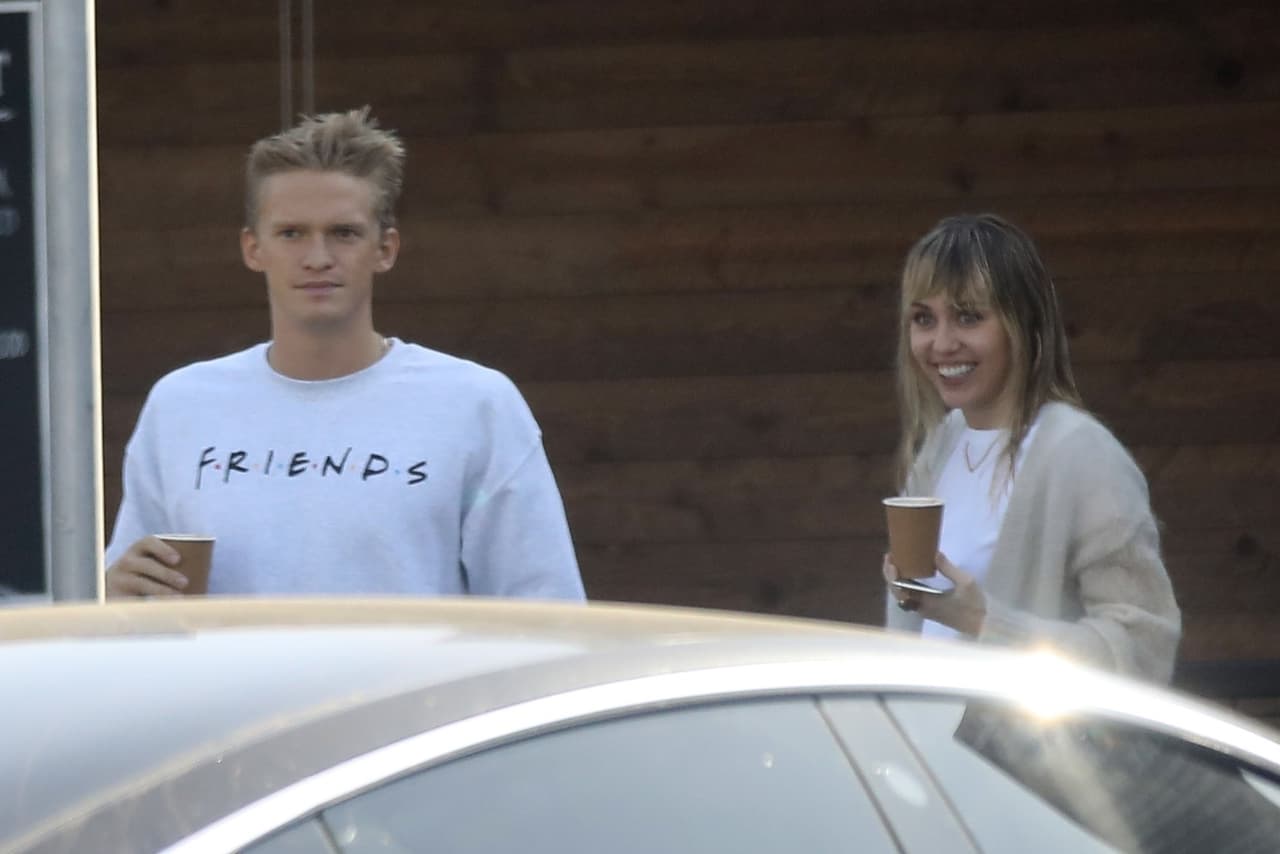 Al parecer, hubo una ruptura entre ellas a mediados de septiembre y para inicios de octubre se dio a conocer que la cantante 
<b><a href="https://www.univision.com/radio/omar-y-argelia-show/miley-cyrus-y-cody-simpson-llevaron-tacos-a-los-medicos-y-empleados-de-hospitales-video" target="_blank">ya era novia de Cody Simpson. </a></b>
<br>
<br>