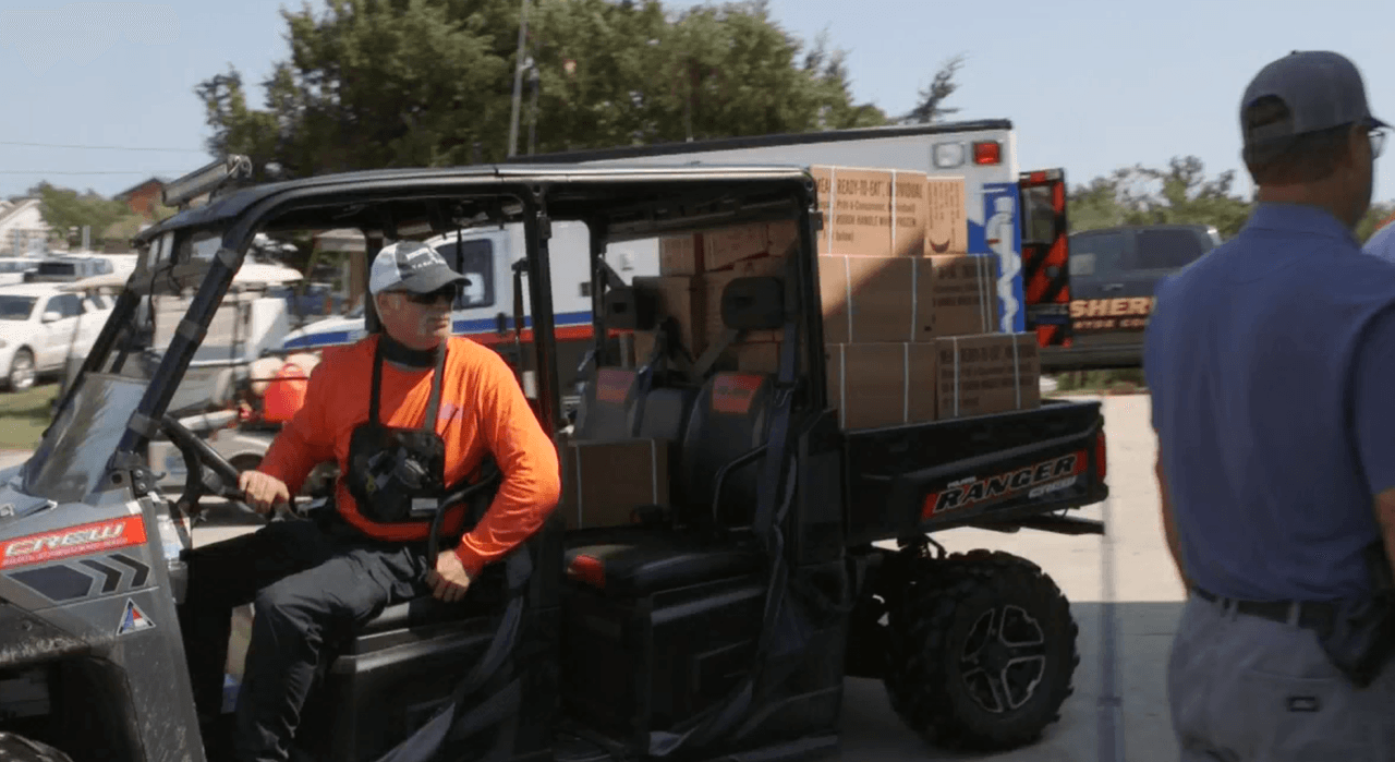 El gobernador Cooper, funcionarios estatales y locales de emergencias anunciaron que la ayuda ha llegado a la isla Ocracoke y que los alimentos y el agua están en camino hacia los varados allí.