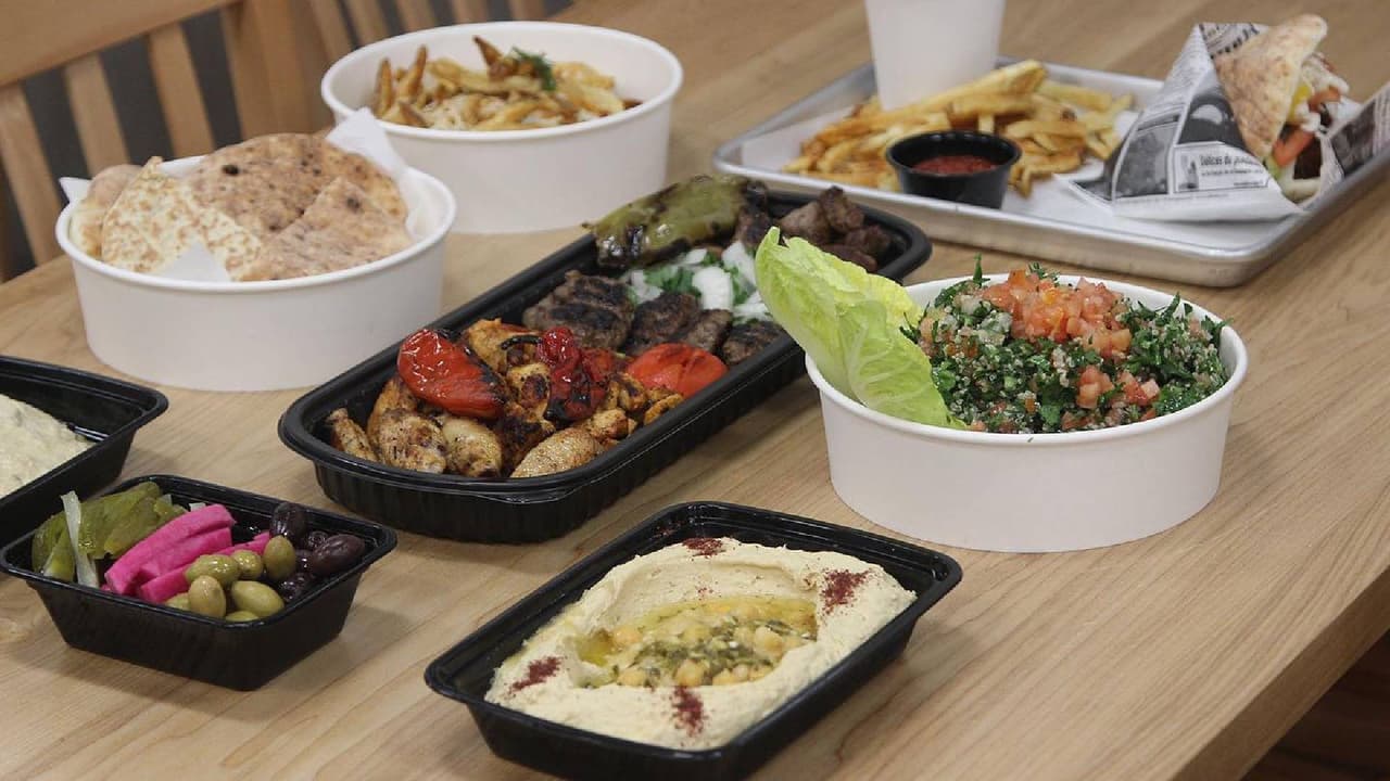 De Babel sirve lujosos
<b>sándwiches de pita</b> con rellenos como queso halloumi a la parrilla con mantequilla chisporroteante; coliflor frita mezclada con ralladura de limón y tahini; y hamburguesas con queso de carne wagyu.