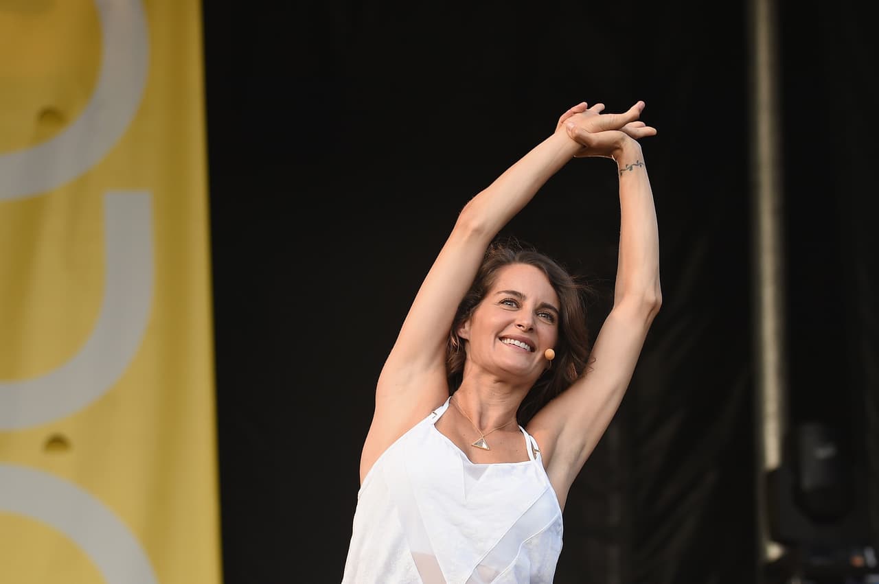 Todos los participantes tuvieron que vestirse de blanco en honor a la paz.