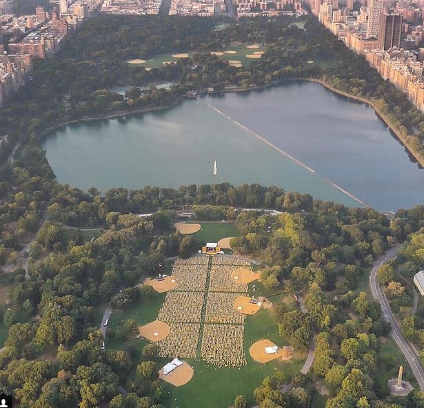 Esta es una vista panorámica del evento en The Great Lawn de Central Park.