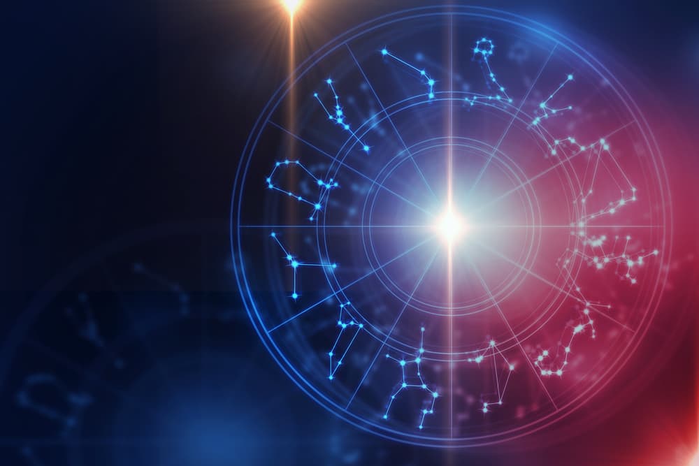 En Egipto, por ejemplo, cuando una persona nacía le asignaban el nombre de un dios. El horóscopo egipcio está dividido en 12 signos y cada uno tiene el nombre de una divinidad, así el nativo de cada signo del zodiaco egipcio, no sólo tendrá características de la deidad que le corresponde, sino también su protección.