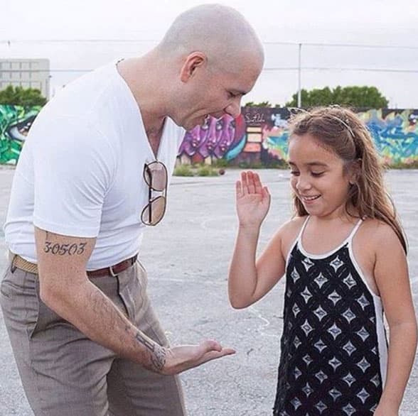 Y es todo un amor tanto con chiquitos como grandes. ¡Un
<i> low five</i> para la nena!