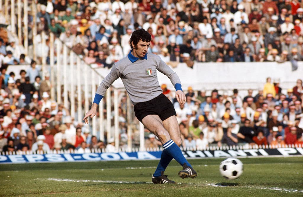 Dino Zoff, el grande, jugó en el Napoli y la Juventus. Colgó los guantes a los 41 años.