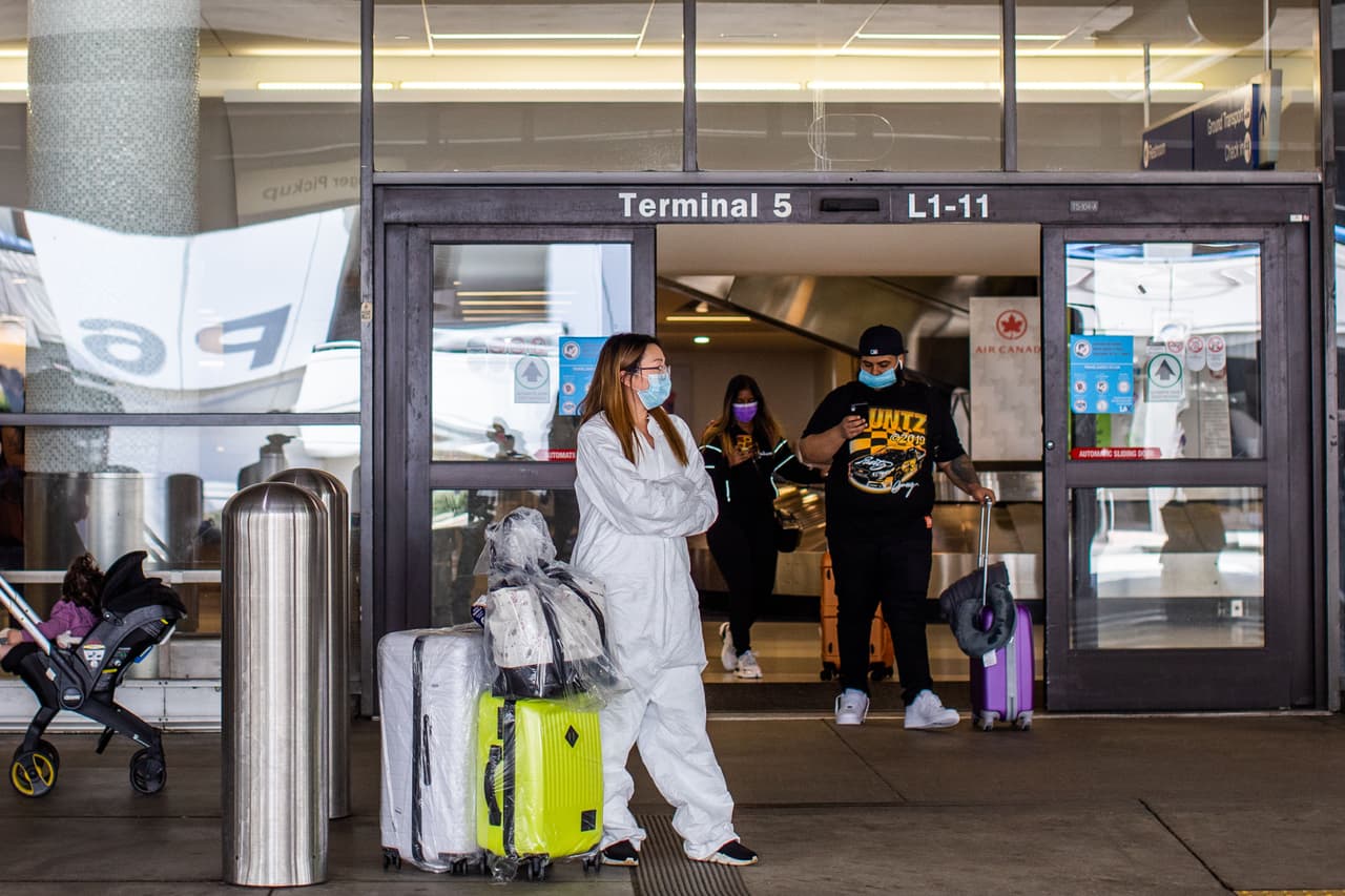 Pero debido a las restricciones de "distanciamiento social es probable que el volumen de viajes de este fin de semana festivo establezca un mínimo histórico", aseguró Twidale.