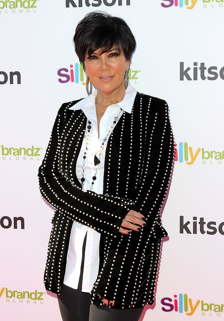 Williams señala que lo contrataron en 2017 como guardia de seguridad, y en mayo fue víctima de supuestos "
<b>patrones de insinuaciones y conductas de acoso sexual inapropiadas</b>" por parte de Kris. 
<br>