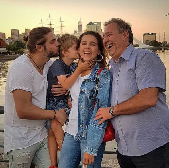 Por lo visto en las fotografías, la actriz se lleva muy bien tanto con Benicio como con sus suegros.